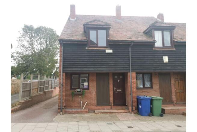2 bed property, in High Street, £250,000