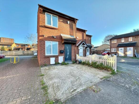 1 bed property, in Clivesdale Drive, £350,000