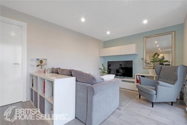 1 bed property, in Brighton Road, £250,000