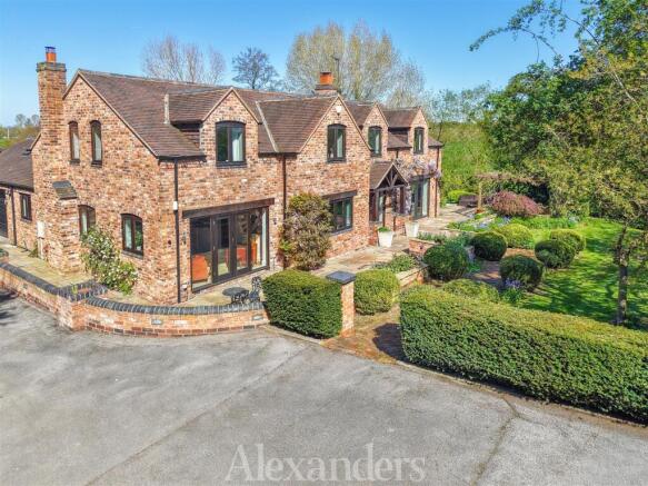 5 bed property, in Main Road, £1,100,000