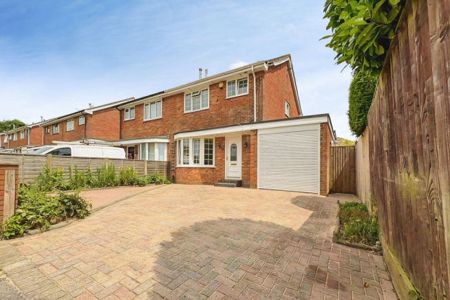 4 bed property, in Bridefield Crescent, £375,000