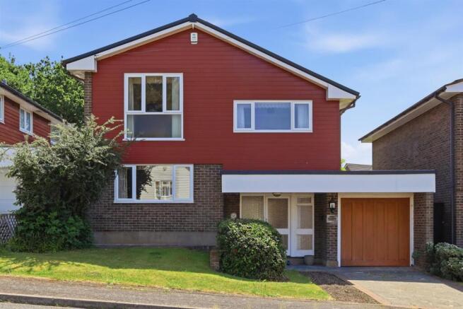 4 bed property, in Cromwell Avenue, £825,000