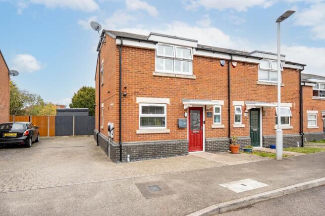 3 bed property, in Potters Mead, £425,000