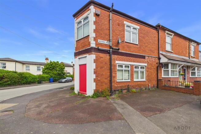 2 bed property, in Clifton Street, £210,000