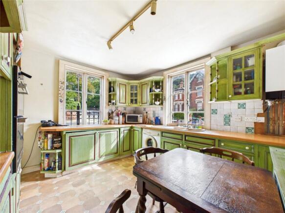 3 bed property, in Anglesea Road, £270,000