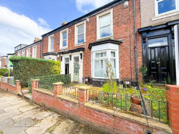 1 bed property, in Belle Vue Road, £65,000