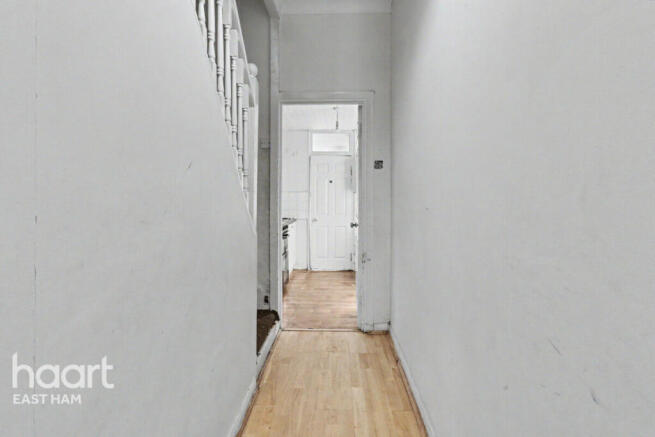 2 bed property, in Hubert Road, £350,000