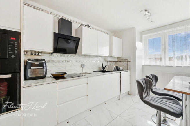 1 bed property, in Kirkham Street, £200,000