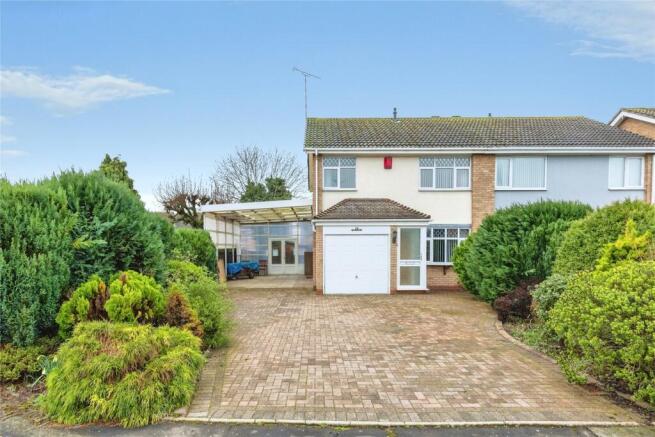 3 bed property, in Lumsden Close, £290,000