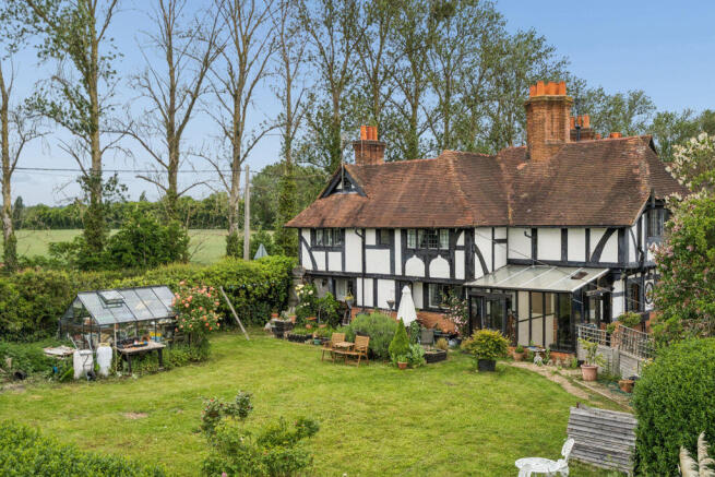 5 bed property, in Character Property With Equestrian Facilities, £1,100,000