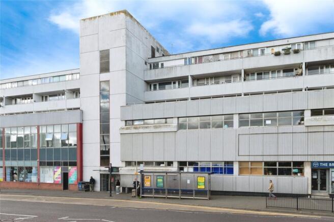 1 bed property, in Chichester Road, £70,000