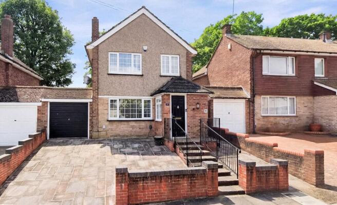 3 bed property, in Chalet Close, £575,000
