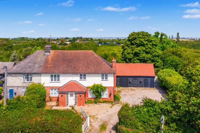 5 bed property, in Steeple Road, £600,000