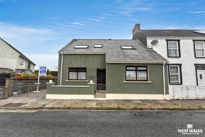 4 bed property, in Golden Hill Road, £215,000