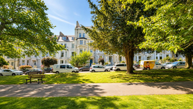 2 bed property, in Charles Road, £270,000