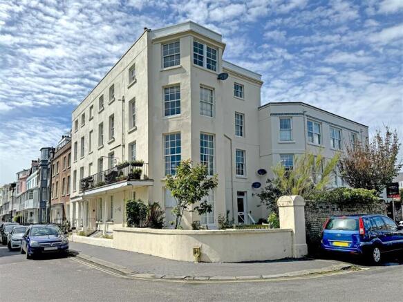 1 bed property, in Norfolk Place, £105,000