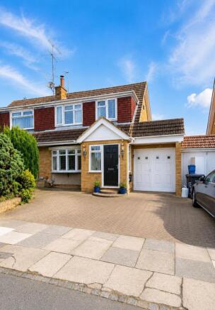3 bed property, in Turnpike Drive, £400,000