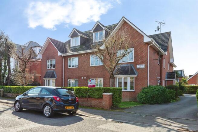 2 bed property, in Hamilton Road, £160,000