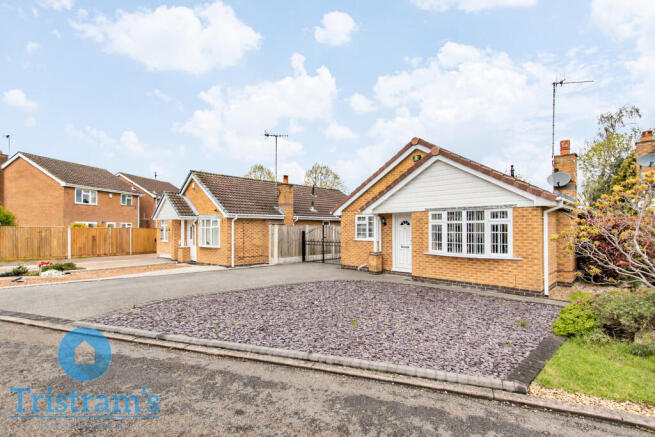 2 bed property, in Needwood Avenue, £290,000