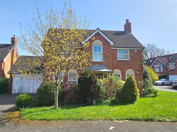 4 bed property, in Cherrington Way, £650,000
