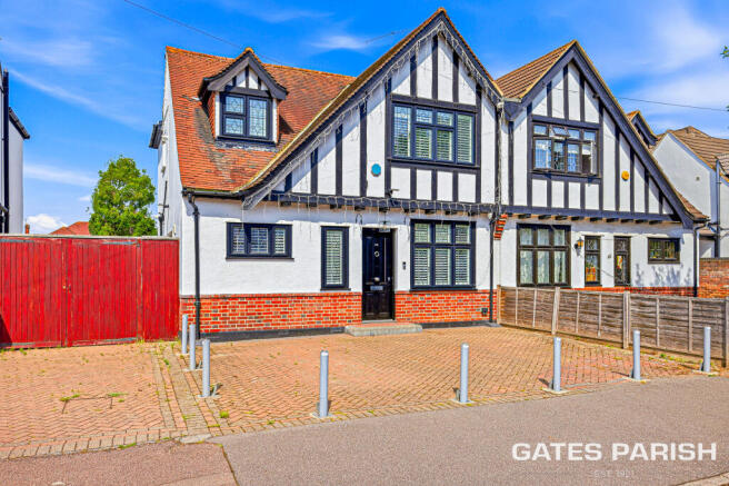 5 bed property, in Meadow Way, £900,000