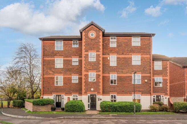 2 bed property, in Appleton Square, £310,000
