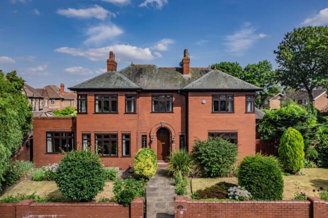 4 bed property, in Victoria Road, £895,000