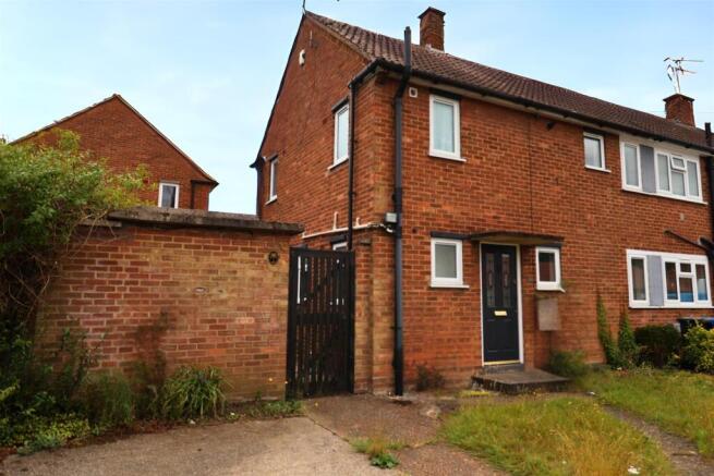 2 bed property, in Curlew Road, £220,000