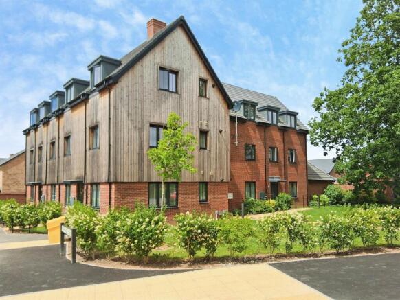 2 bed property, in Nathaniel Drive, £190,000