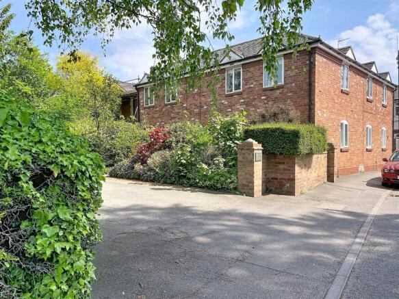 1 bed property, in Manor Road, £137,500
