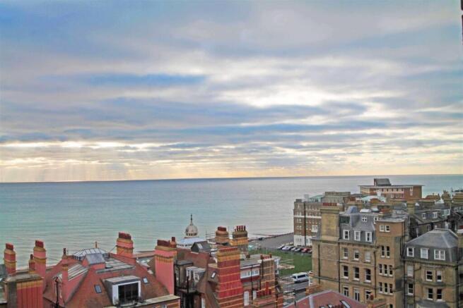 2 bed property, in Ashley Court, £425,000