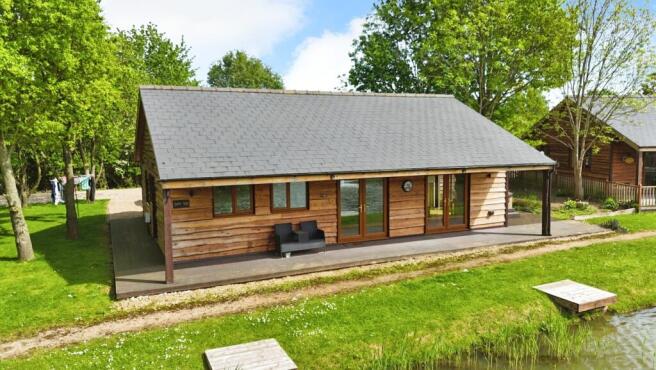 2 bed property, in Thorpe Park Lodges, £210,000