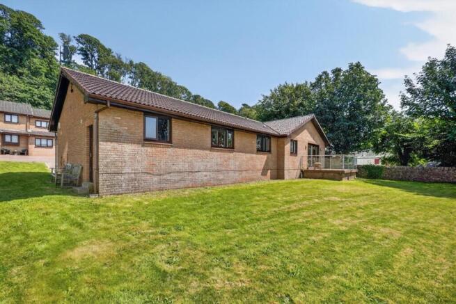 5 bed property, in Holmwood Court, £370,000