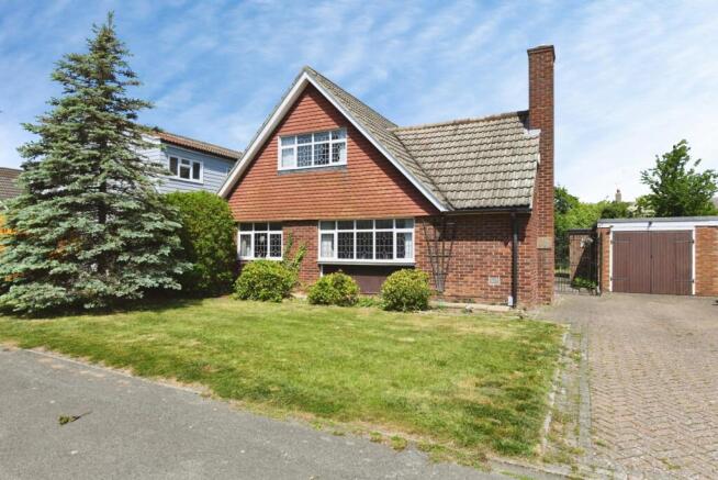 4 bed property, in Furrowfelde, £575,000