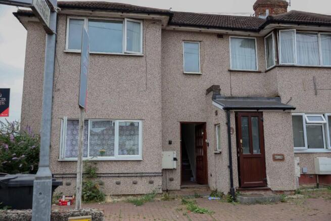 2 bed property, in Oval Road South, £200,000