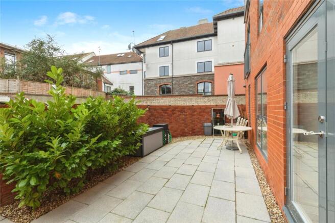 1 bed property, in Redcross Street, £250,000