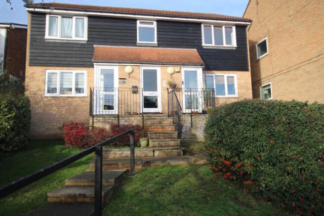 1 bed property, in Goldings Road, £225,000