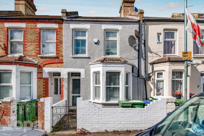 3 bed property, in Sandcliff Road, £330,000