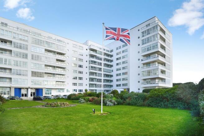 1 bed property, in Marine Gate, £290,000