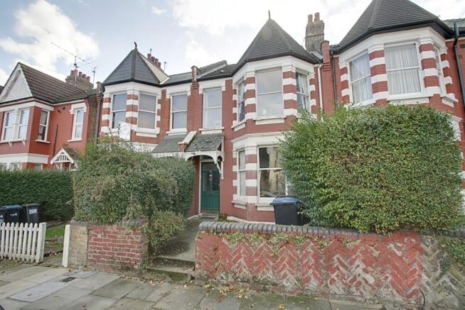 2 bed property, in Eaton Park Road, £275,000