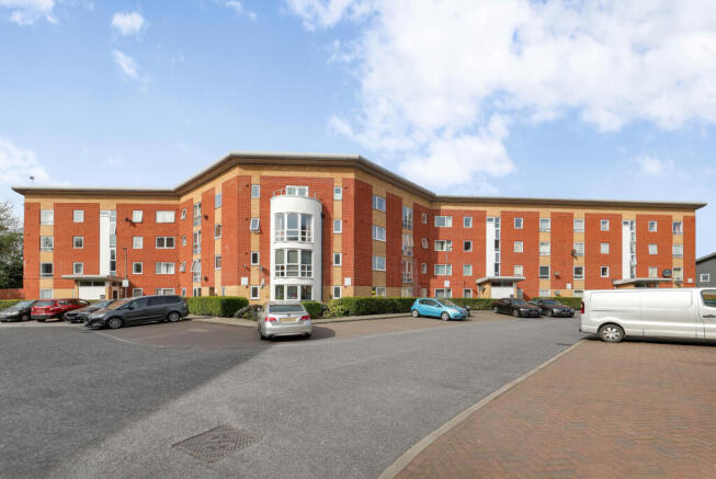2 bed property, in Albatross Close, £230,000