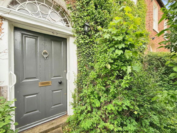 3 bed property, in Victoria Road, £110,000
