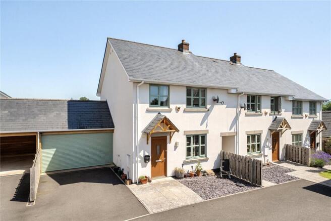 2 bed property, in Orchard Close, £270,000