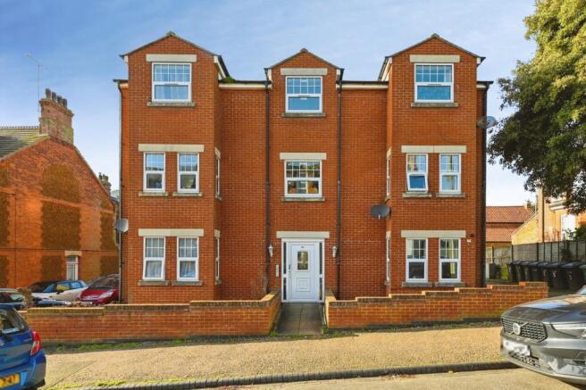 2 bed property, in Avenue Road, £120,000