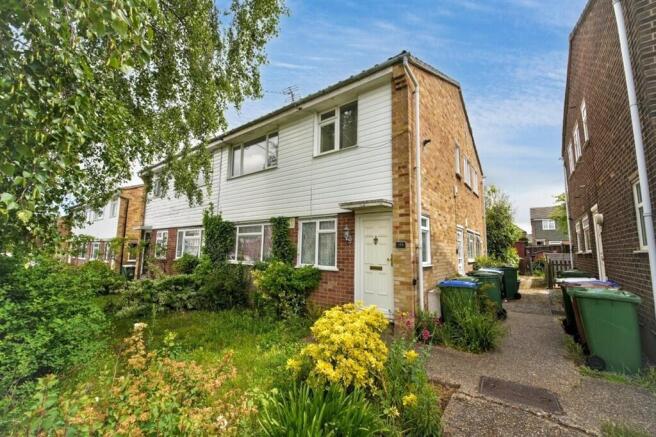 2 bed property, in Hatherley Road, £220,000