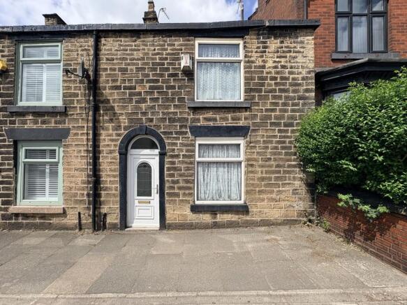 2 bed property, in Blackburn Road, £170,000