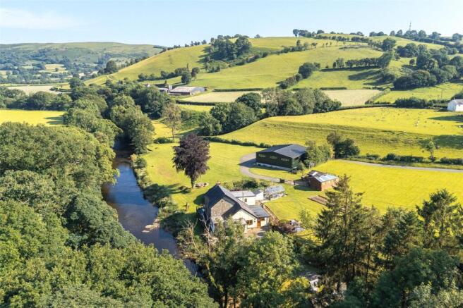 4 bed property, in Llanerfyl, £725,000