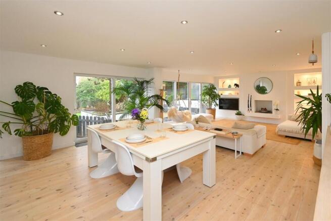 4 bed property, in Leigham Drive, £765,000