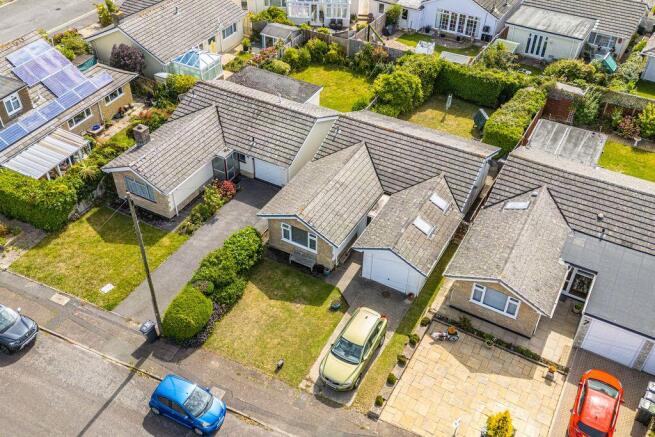 2 bed property, in Roscrea Drive, £535,000