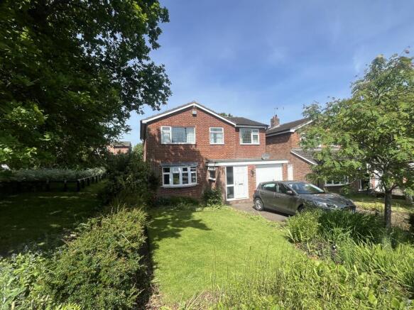4 bed property, in 33 Hollies Way, £295,000